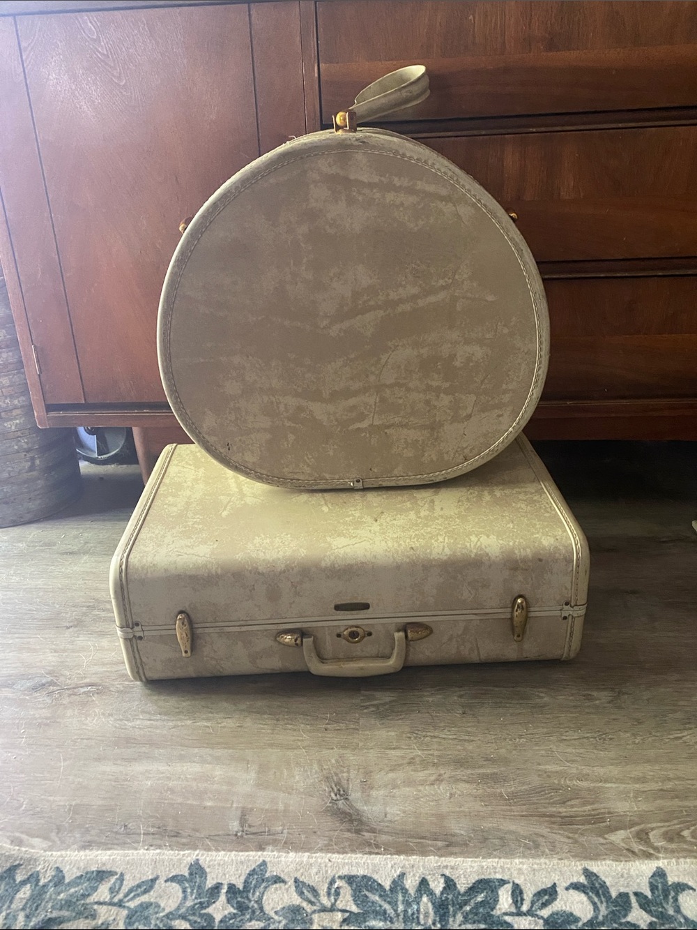 SAMSONITE 2 Piece Set Carry On and Hat Box
Marbled Cream and White With Key